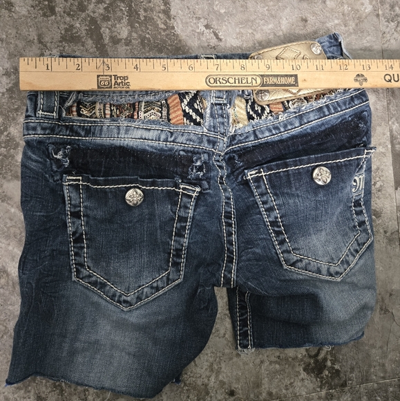 Miss Me Womens? Juniors? Signature Skinny Hand Cut Jean Shorts Size 25 - Picture 4 of 10